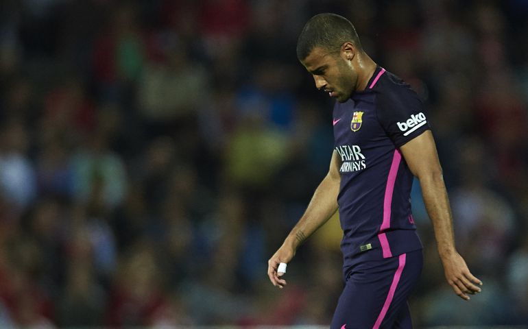 Rafinha abandona el partido ante el Granada. Rafinha abandona el partido ante el Granada.