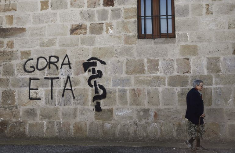 Pintada realizada esta madrugada en la pared de una vivienda de la localidad navarra de Iturmendi Pintada realizada esta madrugada en la pared de una vivienda de la localidad navarra de Iturmendi