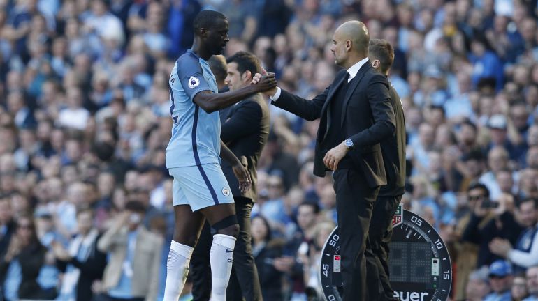 Yaya Touré saluda a Pep Guardiola Yaya Touré saluda a Pep Guardiola