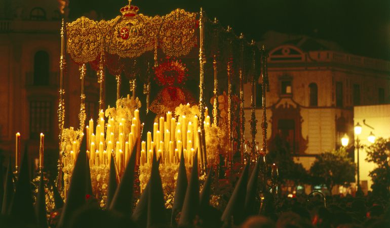 Las clásicas procesiones de Semana Santa. Las clásicas procesiones de Semana Santa.