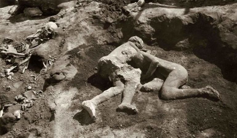 Los famosos cuerpos petrificados de Pompeya. Los famosos cuerpos petrificados de Pompeya.