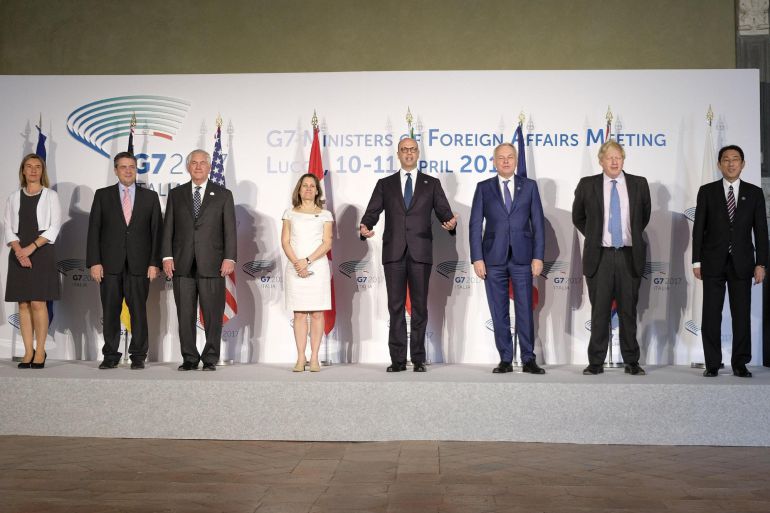 La Alta Representante de la Unión Europea, Federica Mogherini; el ministro alemán de Exteriores, Sigmar Gabriel; el secretario de estado estadounidense, Rex Tillerson; la ministra canadiense de Exteriores, Chrystia Freeland; el ministro italiano de Exteriores, Angelino Alfano; el ministro galo de Exteriores, Jean-Marc Ayrault; el ministro británico de Exteriores, Boris Johnson; y el ministro japonés de Exteriores, Fumio Kishida, posan durante la foto de familia de la reunión de ministros de Exteriores del G7 en el Palacio Ducale en Lucca (Italia) La Alta Representante de la Unión Europea, Federica Mogherini; el ministro alemán de Exteriores, Sigmar Gabriel; el secretario de estado estadounidense, Rex Tillerson; la ministra canadiense de Exteriores, Chrystia Freeland; el ministro italiano de Exteriores, Angelino Alfano; el ministro galo de Exteriores, Jean-Marc Ayrault; el ministro británico de Exteriores, Boris Johnson; y el ministro japonés de Exteriores, Fumio Kishida, posan durante la foto de familia de la reunión de ministros de Exteriores del G7 en el Palacio Ducale en Lucca (Italia)