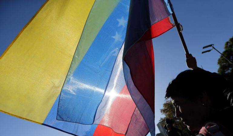 Una mujer porta las banderas de Venezuela y Argentina en una protesta en Buenos Aires, Argentina,por la política exterior de Trump REUTERS Marcos Brindicci Una mujer porta las banderas de Venezuela y Argentina en una protesta en Buenos Aires, Argentina,por la política exterior de Trump REUTERS Marcos Brindicci