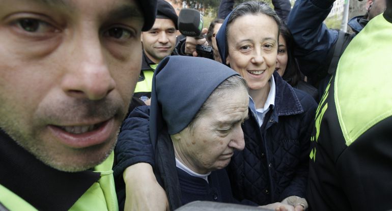 Sor María a la salida de los juzgados de Plaza de Castilla en 2012 Sor María a la salida de los juzgados de Plaza de Castilla en 2012