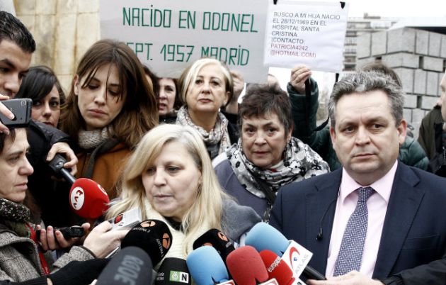 Purificación Betegón y su abogado en los juzgados en 2012 Purificación Betegón y su abogado en los juzgados en 2012