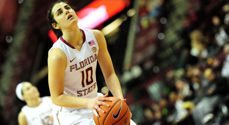 Leti Romero lanza un tiro libre en la NCAA Leti Romero lanza un tiro libre en la NCAA