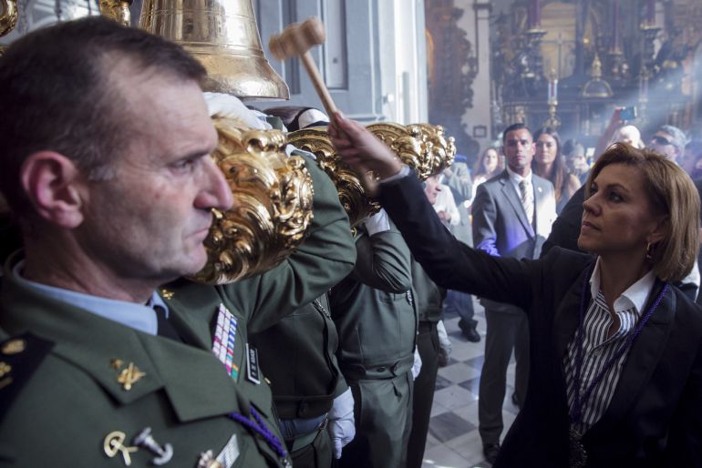 La ministra de Defensa, María Dolores de Cospedal, ejerciendo de mayordomo del trono para dar salida a la imagen del Santísimo Cristo de Ánimas de Ciegos de la Hermandad Sacramental y Reales Cofradías Fusionadas, imagen que ha sido escoltada por militares de la Brigada Paracaidista (BRIPAC) La ministra de Defensa, María Dolores de Cospedal, ejerciendo de mayordomo del trono para dar salida a la imagen del Santísimo Cristo de Ánimas de Ciegos de la Hermandad Sacramental y Reales Cofradías Fusionadas, imagen que ha sido escoltada por militares de la Brigada Paracaidista (BRIPAC)