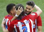 GRA174. MADRID, 15/04/2017.- El defensa brasileño del Atlético de Madrid Filipe Luis Kasmirski (c) celebra con sus compañeros, el belga Yannick Ferreira-Carrasco (d) y el argentino Ángel Correa, su gol ante el Osasuna, el tercero del equipo, durante el partido de Liga en Primera División que disputan esta tarde en el estadio Vicente Calderón, en Madrid. EFE/Emilio Naranjo