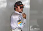 SUKI051. Manama (Bahrain), 15/04/2017.- Spanish Formula One driver Fernando Alonso of McLaren-Honda walks out of the team garage after the third practice session at the Sakhir circuit near Manama, Bahrain, 15 April 2017. The 2017 Formula One Grand Prix of Bahrain will take place on 16 April 2017. (Bahrein, Fórmula Uno) EFE/EPA/SRDJAN SUKI