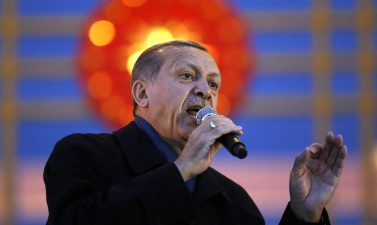 El presidente turco, Recep Tayyip Erdogan, interviene durante una concentración hoy, lunes 17 de abril de 2017, después de la victoria del referéndum en el Palacio Presidencial de Ankara (Turquía) El presidente turco, Recep Tayyip Erdogan, interviene durante una concentración hoy, lunes 17 de abril de 2017, después de la victoria del referéndum en el Palacio Presidencial de Ankara (Turquía)