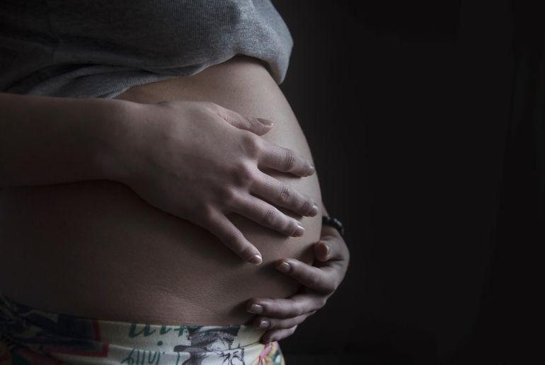 Una mujer embarazada Una mujer embarazada