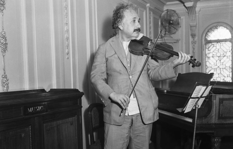 Albert Einstein tocando el violín en una imagen de 1932. Albert Einstein tocando el violín en una imagen de 1932.