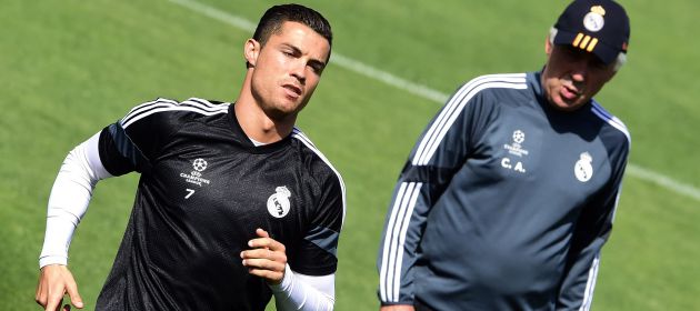 Ancelotti mira a Cristiano durante un entrenamiento Ancelotti mira a Cristiano durante un entrenamiento