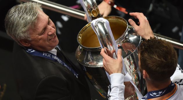 Ancelotti y Ramos sostienen el trofeo de la Champions Ancelotti y Ramos sostienen el trofeo de la Champions