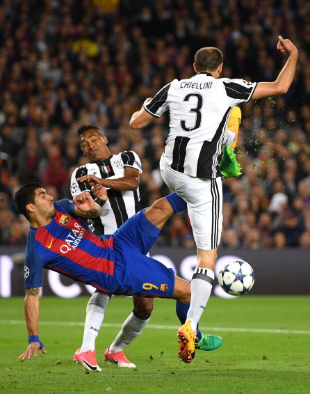 Luis Suárez remató de chilena. Luis Suárez remató de chilena.