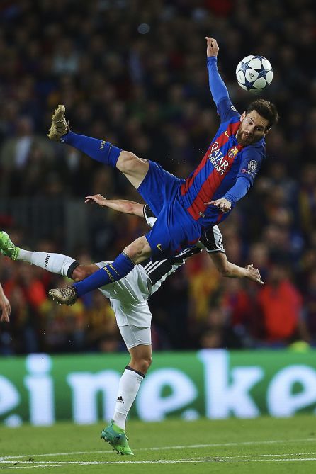 Messi cae al suelo en un salto con Pjanic. Messi cae al suelo en un salto con Pjanic.