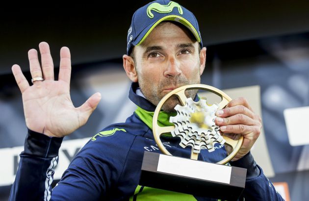 El español Alejandro Valverde, con el trofeo de ganador de la Flecha Valona. El español Alejandro Valverde, con el trofeo de ganador de la Flecha Valona.