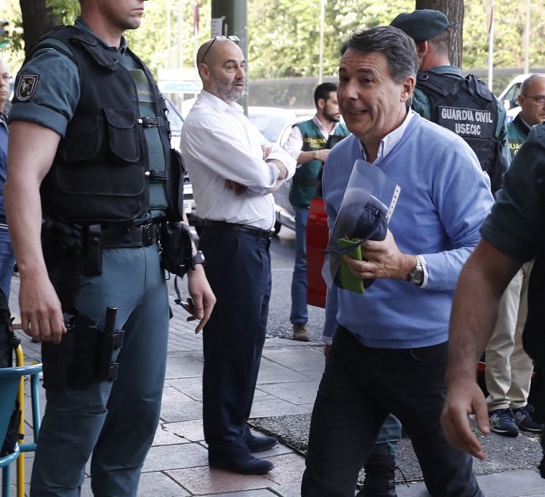 El expresidente de la Comunidad de Madrid, Ignacio González (d), a su llegada al despacho que tiene en la calle Alcalá de Madrid acompañado por Guardias Civiles para proceder al registro del mismo El expresidente de la Comunidad de Madrid, Ignacio González (d), a su llegada al despacho que tiene en la calle Alcalá de Madrid acompañado por Guardias Civiles para proceder al registro del mismo