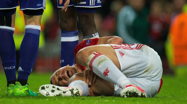 Ibrahimovic, tendido en el suelo tras caer lesionado Ibrahimovic, tendido en el suelo tras caer lesionado