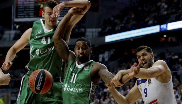 Felipe Reyes trata de capturar un rebote ante Darussafaka Felipe Reyes trata de capturar un rebote ante Darussafaka