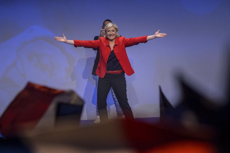 La candidata a la presidencia de Francia por el partido Frente Nacional (FN), Marine Le Pen, saluda a sus simpatizantes durante una concentración de campaña electoral en París (Francia). La candidata a la presidencia de Francia por el partido Frente Nacional (FN), Marine Le Pen, saluda a sus simpatizantes durante una concentración de campaña electoral en París (Francia).