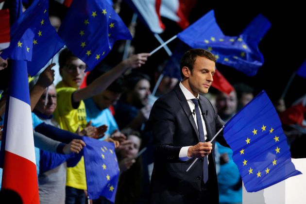 Emmanuel Macron, con una bandera de la Unión Europea Emmanuel Macron, con una bandera de la Unión Europea