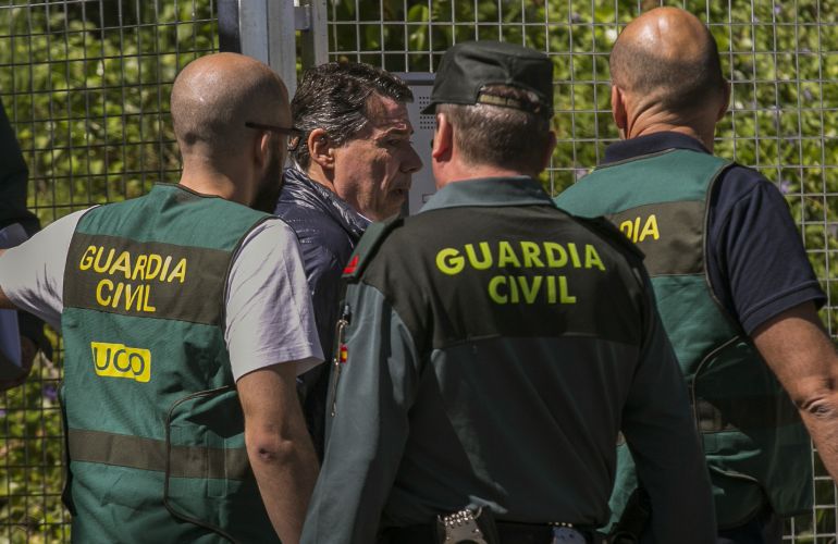El expresidente de la Comunidad de Madrid Ignacio González es trasladado desde la Comandancia General de la Guardia Civil en Tres Cantos (Madrid) a la Audiencia Nacional para prestar declaración ante el juez Eloy Velasco en la operación Lezo que investiga la corrupción en el Canal de Isabel II. El expresidente de la Comunidad de Madrid Ignacio González es trasladado desde la Comandancia General de la Guardia Civil en Tres Cantos (Madrid) a la Audiencia Nacional para prestar declaración ante el juez Eloy Velasco en la operación Lezo que investiga la corrupción en el Canal de Isabel II.