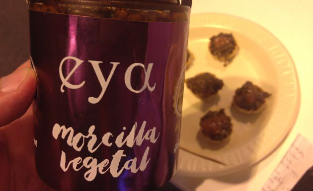 Ingredientes: cebolla, berenjena, aceite de oliva, especias, harina, frutos secos y sal. Ingredientes: cebolla, berenjena, aceite de oliva, especias, harina, frutos secos y sal.