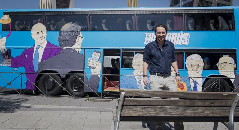 El secretario general de Podemos, Pablo Iglesias, junto al 'Tramabús', con la caricatura de Díaz Ferrán a la derecha de la imagen. El secretario general de Podemos, Pablo Iglesias, junto al 'Tramabús', con la caricatura de Díaz Ferrán a la derecha de la imagen.