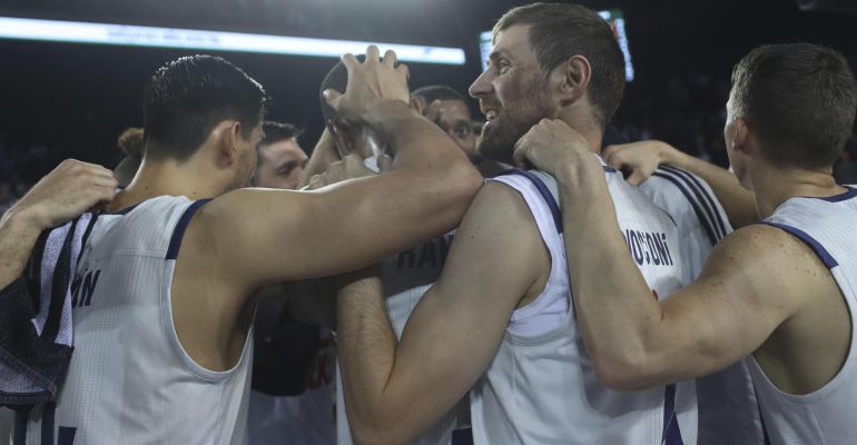 Los jugadores del Real Madrid celebran el pase e la final Four Los jugadores del Real Madrid celebran el pase e la final Four