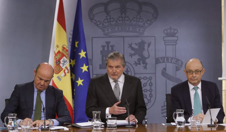 Los ministros de Educación, Cultura y Deporte y portavoz del Gobierno, Íñigo Méndez de Vigo, Luis de Guindos y Cristóbal Montoro. Los ministros de Educación, Cultura y Deporte y portavoz del Gobierno, Íñigo Méndez de Vigo, Luis de Guindos y Cristóbal Montoro.