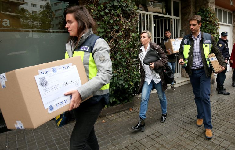 Police investigators carry boxes of evidence from the residence of former Catalonian regional president Jordi Pujol after a high court judge jailed his son Jordi Pujol Ferrusola Police investigators carry boxes of evidence from the residence of former Catalonian regional president Jordi Pujol after a high court judge jailed his son Jordi Pujol Ferrusola