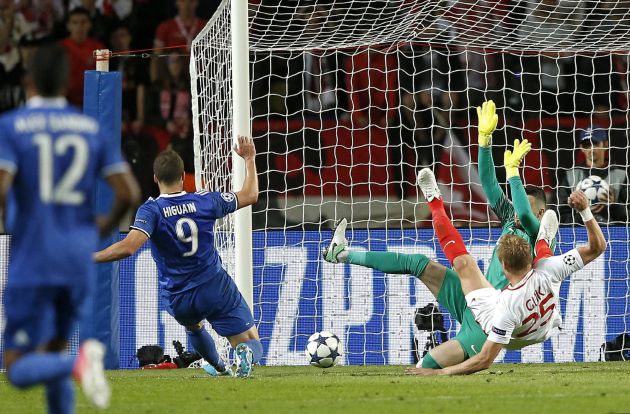 El jugador de Juventus, Gonzalo Higuaín, anota el segundo gol de su equipo. El jugador de Juventus, Gonzalo Higuaín, anota el segundo gol de su equipo.