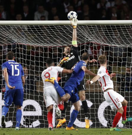 Buffon detiene un disparo del Mónaco. Buffon detiene un disparo del Mónaco.