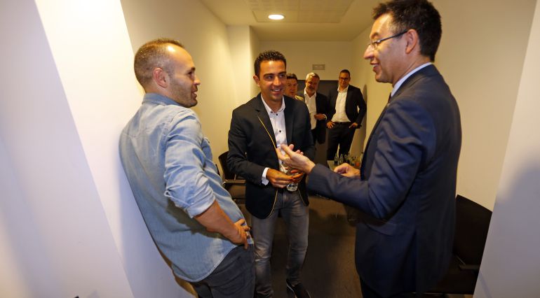 Xavi habla con Bartomeu en su acto de homenaje Xavi habla con Bartomeu en su acto de homenaje
