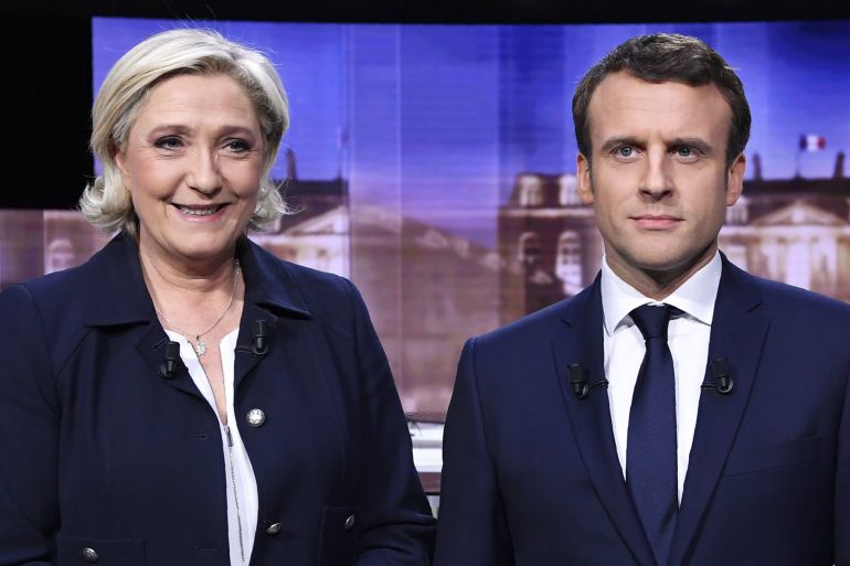 La candidata ultraderechista a la presidencia de Francia por el Frente Nacional, Marine Le Pen (i), y su rival, el socioliberal del movimiento En Marche !, Emmanuel Macron, posan previo al inicio del debate televisado La candidata ultraderechista a la presidencia de Francia por el Frente Nacional, Marine Le Pen (i), y su rival, el socioliberal del movimiento En Marche !, Emmanuel Macron, posan previo al inicio del debate televisado