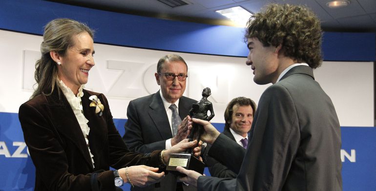 Mauricio Casals (en el fondo, con gafas) durante la entrega en 2011 del premio 'Alfonso Ussia'. Mauricio Casals (en el fondo, con gafas) durante la entrega en 2011 del premio 'Alfonso Ussia'.