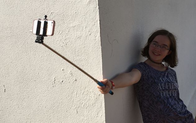 Una chica se hacer un selfie. Una chica se hacer un selfie.