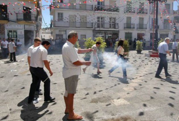 Vecinos de Tolox durante la "cohetá" Vecinos de Tolox durante la "cohetá"