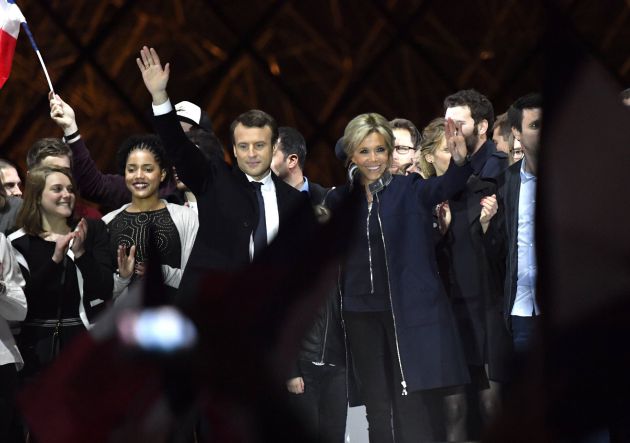 Emmanuel Macron y su mujer Brigitte Trogneux celebran la victoria. Emmanuel Macron y su mujer Brigitte Trogneux celebran la victoria.