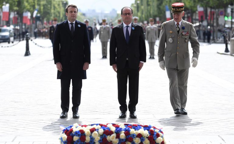 El presidente saliente francés, François Hollande, y el mandatario electo de Francia, Emmanuel Macron, durante una ceremonia por el Día de la Victoria. El presidente saliente francés, François Hollande, y el mandatario electo de Francia, Emmanuel Macron, durante una ceremonia por el Día de la Victoria.