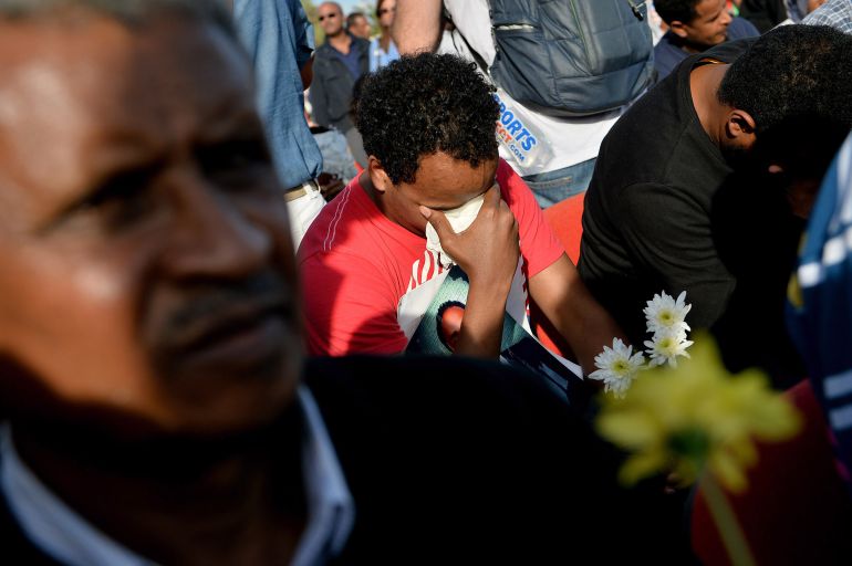Inmigrantes lloran la muerte de sus compatriotas en el puerto de Lampedusa Inmigrantes lloran la muerte de sus compatriotas en el puerto de Lampedusa