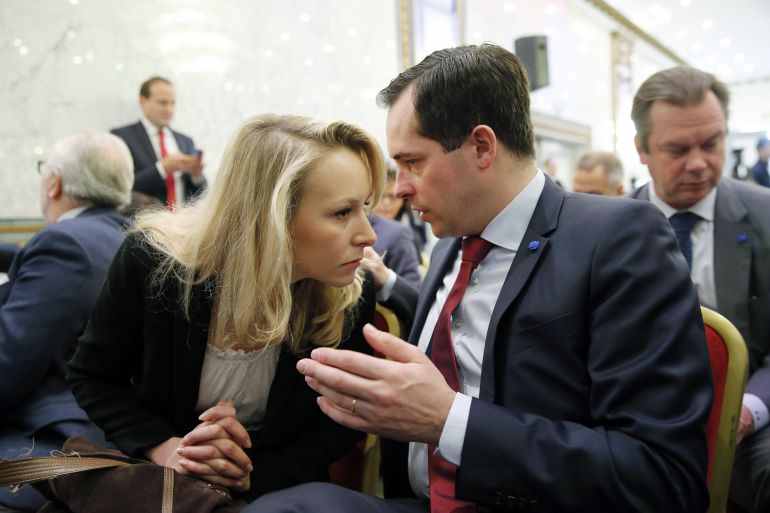 La diputada del Frente Nacional Marion Marechal-Le Pen habla con el secretario general del partido Nicolas Bay La diputada del Frente Nacional Marion Marechal-Le Pen habla con el secretario general del partido Nicolas Bay