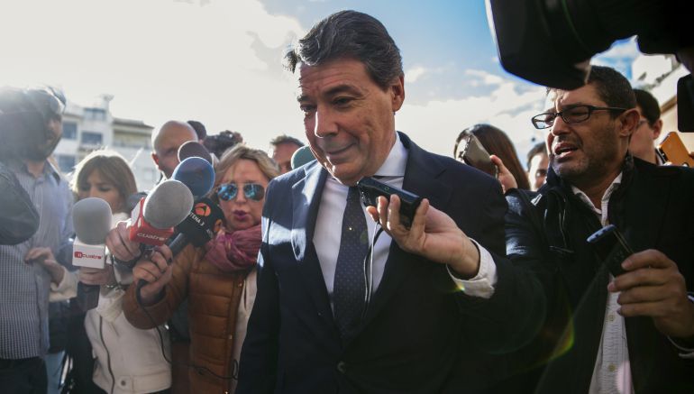 El expresidente de la Comunidad de Madrid, Ignacio González, es abordado por los periodistas a su llegada al Juzgado de Instrucción número 5 de Estepona El expresidente de la Comunidad de Madrid, Ignacio González, es abordado por los periodistas a su llegada al Juzgado de Instrucción número 5 de Estepona