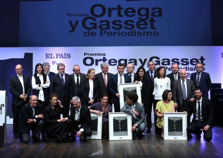 De izquierda a derecha y de arriba a abajo: el periodista Fran Llorente, la directora del CNIO y miembro del jurado, María Blasco; el periodista y miembro del jurado, Joaquín Estefanía; el presidente del Grupo PRISA, Juan Luis Cebrián; el director de EL PAÍS, Antonio Caño; la presidenta del Congreso de los Diputados, Ana Pastor; el ministro de Asuntos Exteriores, Alfonso Dastis; el periodista galardonado con el premio a mejor trabajo multimedia, Ronny Rojas; el presidente de la Fundación Santillana, Ignacio Polanco; la periodista galardonada con el premio a mejor trabajo multimedia, Maye Primera; el consejero delegado de EL PAÍS y PRISA Noticias, Manuel Mirat; la académica de la RAE y miembro del jurado, Inés Fernández Ordóñez; el consejero delegado del Grupo PRISA, José Luis Sainz; el periodista de 'El Periódico de Catalunya' galardonado con el premio a mejor historia o investigación periodística, Jesús G. Albalat; el consejero delegado del Grupo PRISA, Manuel Polanco; el periodista y exdirector de EL PAÍS, Jesús Ceberio; la actriz y cantante Leonor Watling, el director editorial del Grupo PRISA, Javier Moreno; la periodista Alma Guillermoprieto, galardonada con el premio a la trayectoria profesional; el fotoperiodista Yander Zamora, premiado con el galardón a mejor fotografía, y por último, los periodistas María Jesús Ibáñez y Guillem Sànchez de 'El Periódico de Catalunya', galardonados con el premio a mejor historia o investigación periodística. De izquierda a derecha y de arriba a abajo: el periodista Fran Llorente, la directora del CNIO y miembro del jurado, María Blasco; el periodista y miembro del jurado, Joaquín Estefanía; el presidente del Grupo PRISA, Juan Luis Cebrián; el director de EL PAÍS, Antonio Caño; la presidenta del Congreso de los Diputados, Ana Pastor; el ministro de Asuntos Exteriores, Alfonso Dastis; el periodista galardonado con el premio a mejor trabajo multimedia, Ronny Rojas; el presidente de la Fundación Santillana, Ignacio Polanco; la periodista galardonada con el premio a mejor trabajo multimedia, Maye Primera; el consejero delegado de EL PAÍS y PRISA Noticias, Manuel Mirat; la académica de la RAE y miembro del jurado, Inés Fernández Ordóñez; el consejero delegado del Grupo PRISA, José Luis Sainz; el periodista de 'El Periódico de Catalunya' galardonado con el premio a mejor historia o investigación periodística, Jesús G. Albalat; el consejero delegado del Grupo PRISA, Manuel Polanco; el periodista y exdirector de EL PAÍS, Jesús Ceberio; la actriz y cantante Leonor Watling, el director editorial del Grupo PRISA, Javier Moreno; la periodista Alma Guillermoprieto, galardonada con el premio a la trayectoria profesional; el fotoperiodista Yander Zamora, premiado con el galardón a mejor fotografía, y por último, los periodistas María Jesús Ibáñez y Guillem Sànchez de 'El Periódico de Catalunya', galardonados con el premio a mejor historia o investigación periodística.