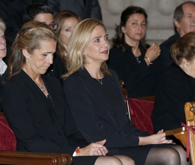 La infantas Elena y Cristina, durante el funeral por el infante Carlos de Borbón-Dos Sicilias, el 8 de noviembre de 2015. La infantas Elena y Cristina, durante el funeral por el infante Carlos de Borbón-Dos Sicilias, el 8 de noviembre de 2015.