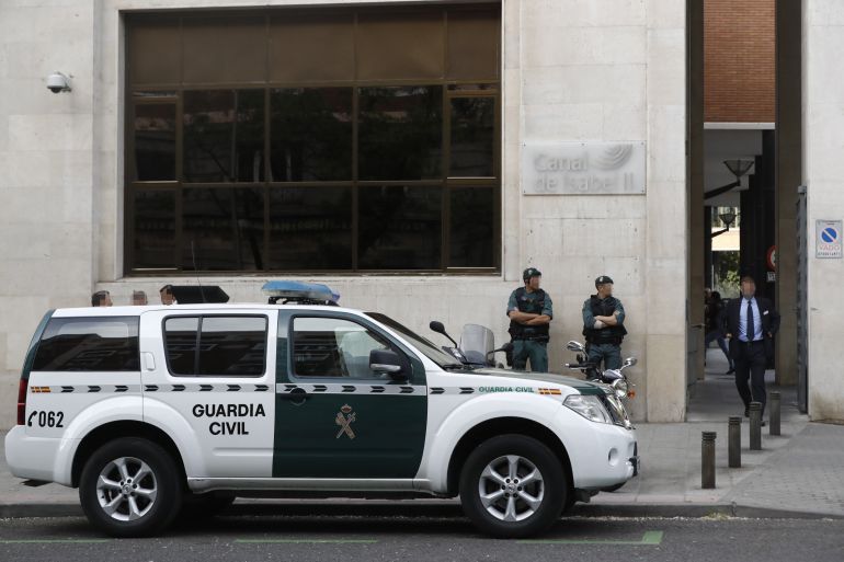Agentes de la Guardia Civil ante la sede de Canal de Isabel II Agentes de la Guardia Civil ante la sede de Canal de Isabel II