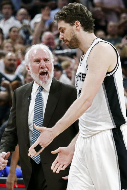 Gregg Popovich y Pau Gasol durante el quinto partido de la serie. Gregg Popovich y Pau Gasol durante el quinto partido de la serie.