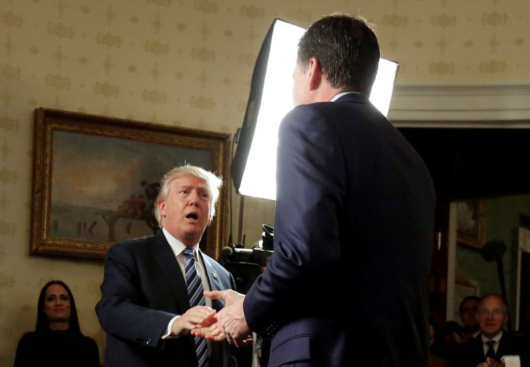 Donald Trump saludando al ya exdirector del FBI, James Comey, el pasado mes de enero Donald Trump saludando al ya exdirector del FBI, James Comey, el pasado mes de enero