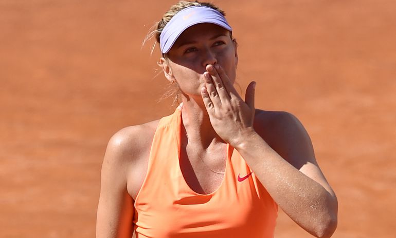 Sharapova manda un beso a la grada durante un partido en los Internacionales de Roma Sharapova manda un beso a la grada durante un partido en los Internacionales de Roma